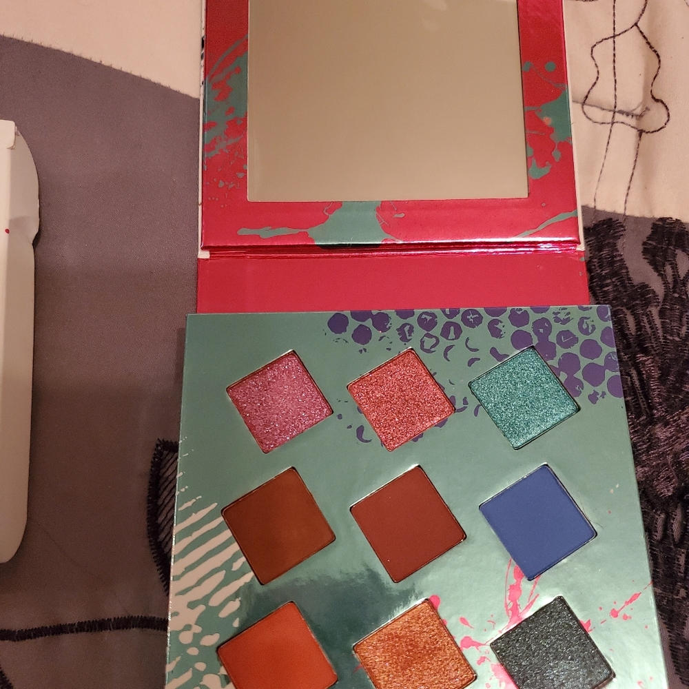 Hank & Henry Living In Color eyeshadow palette